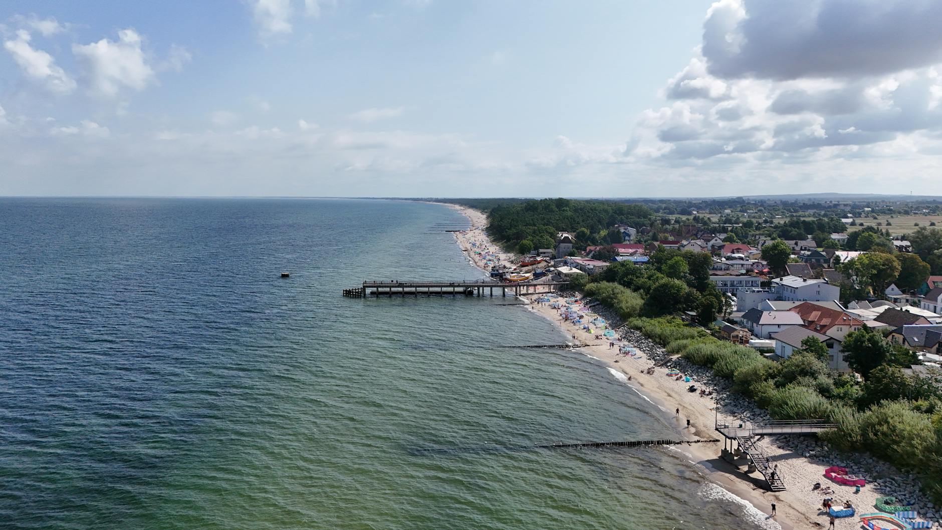 Malowniczy widok na Jezioro Wąbrzeskie z panoramą miasta w tle