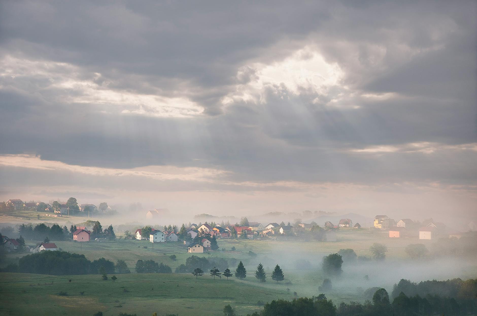 Malowniczy widok na Jezioro Wąbrzeskie z panoramą miasta w tle